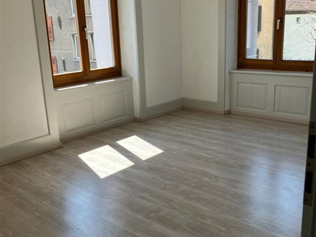 Elegante 3.5 Zimmerwohnung zu vermieten im Herzen von Delémont