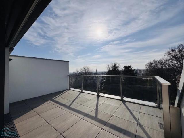 ELEGANTE TERRASSENWOHNUNG MIT FANTASTISCHEM BLICK