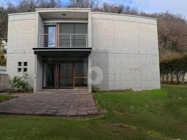 Elegante und geräumige villa mit garten und pool