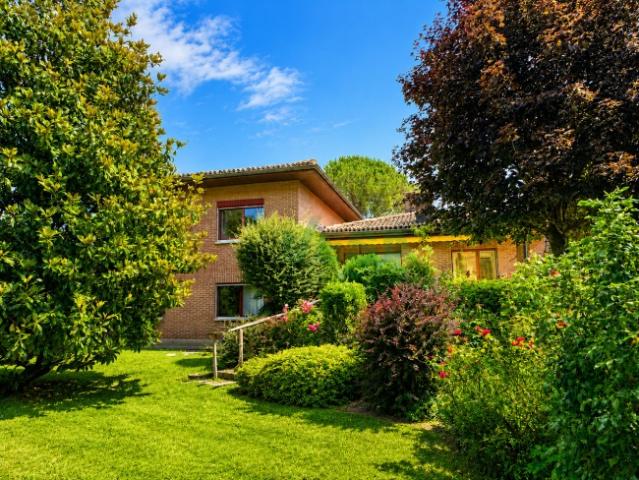 Elegante und grosszügige Villa mit 2 Zimmer Wohnung und grossem Garten