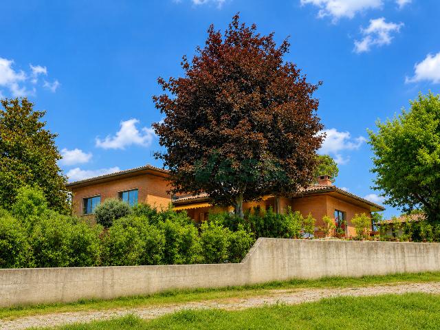 Elegante und grosszügige Villa mit 2 Zimmer Wohnung und grossem Garten