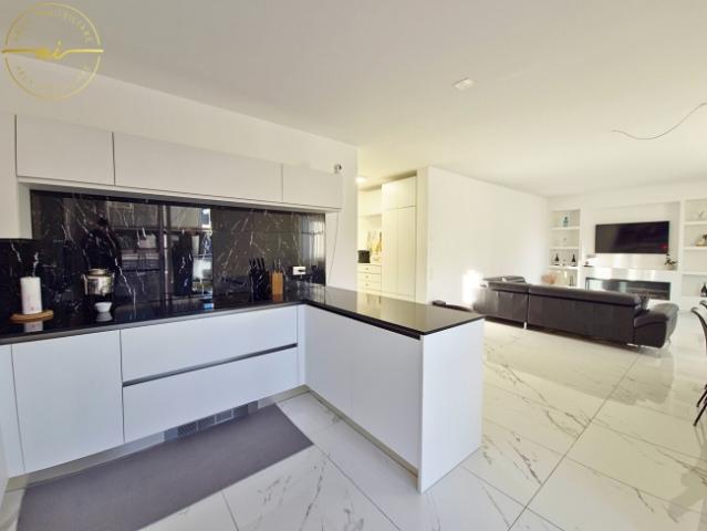 ELEGANTE UND HELLE 4,5 ZIMMER MIT PRIVATEM GARTEN