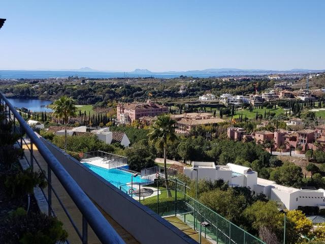 Elegante vida junto al campo de golf con amplia terraza sole. 265m² Los Cortijuelos