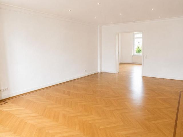 Elegante Vier Zimmer Altbauwohnung mit Stuckelementen und Parkett