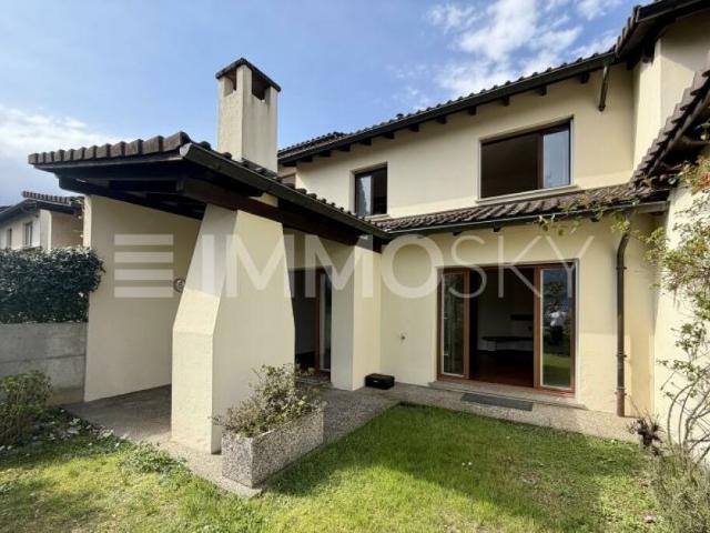 Elegante Viletta a Schiera con Giardino Privato Breganzona