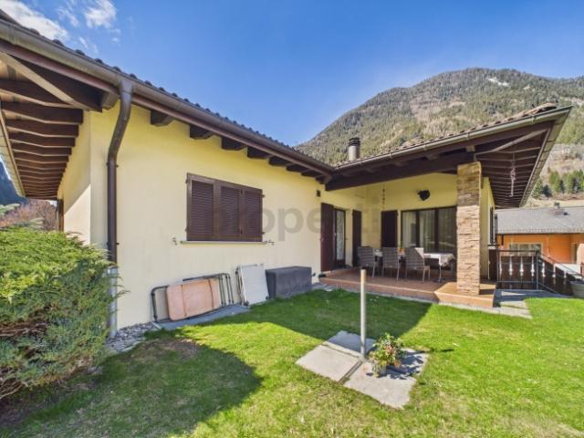 Elegante villa 5.5 locali con grande giardino pianeggiante a Piotta