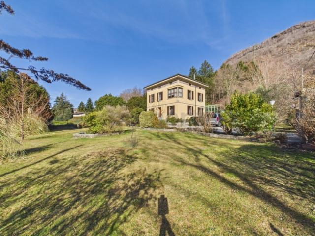 Elegante villa 8.5 locali con finiture di pregio e ampio box auto, Monteceneri