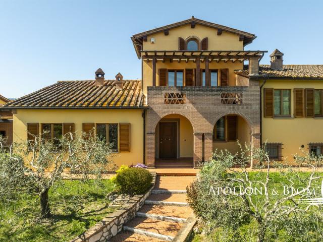 Elegante Villa con Dependance e Vista Panoramica vicino a Si. 715m² Sinalunga
