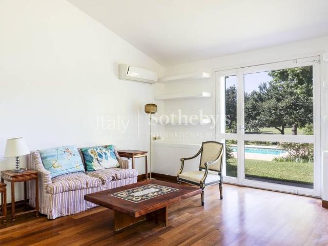 Elegante villa all'Olgiata con piscina e giardino sul golf