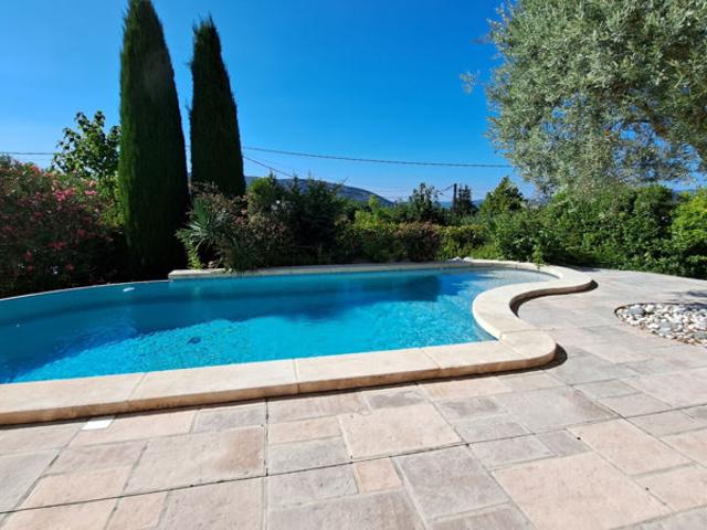 Elégante villa avec piscine