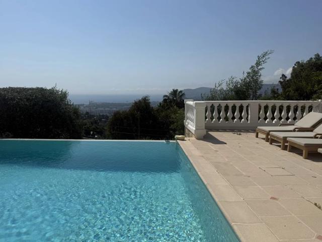 Élégante villa avec piscine à débordement et vue mer exceptionnelle