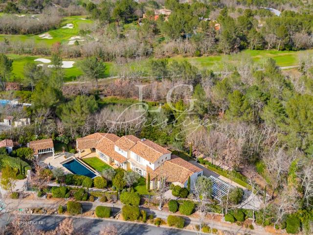 Élégante villa avec piscine au cœur du Domaine de Terre Blan. 209m² Tourrettes