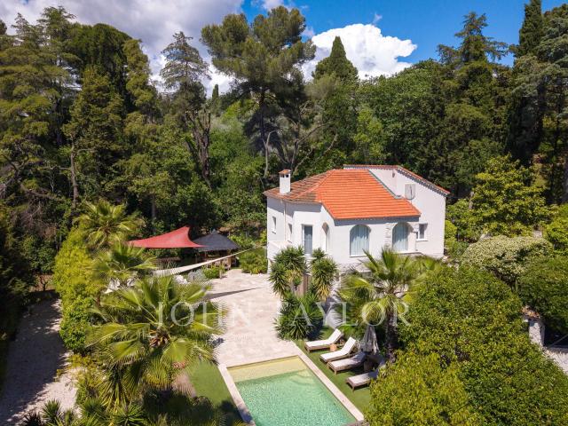 Élégante villa avec piscine et jardin exotique – Proche centre et mer