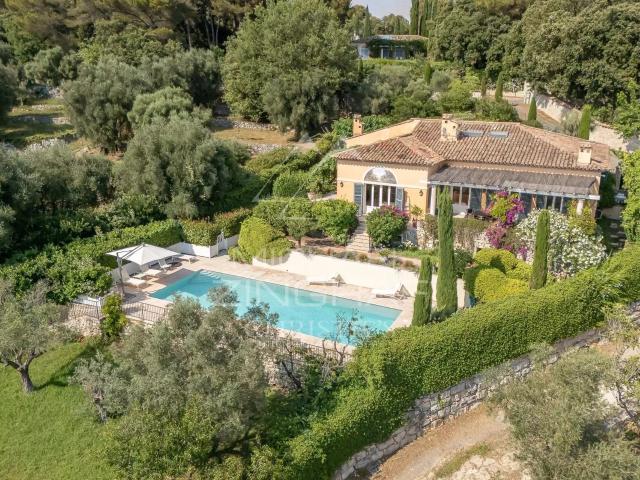Élégante villa avec vue panoramique et calme absolu proche d. 397m² La Colle sur Loup
