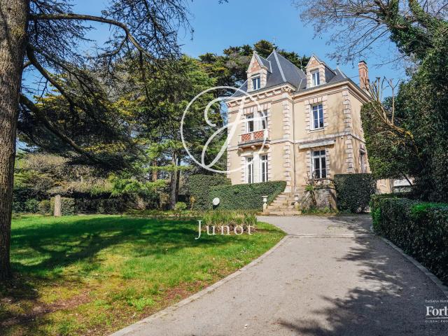 Élégante villa balnéaire de 1863 avec vue mer 238.26m² 6 chambres Parc arboré Tennis