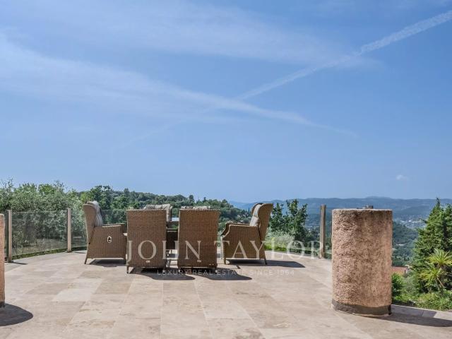 Élégante villa bénéficiant d'une vue panoramique, à seulemen. 545m² Châteauneuf Grasse