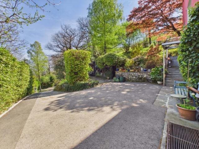 Elegante villa bifamiliare 12 locali con ampio parco di proprietà