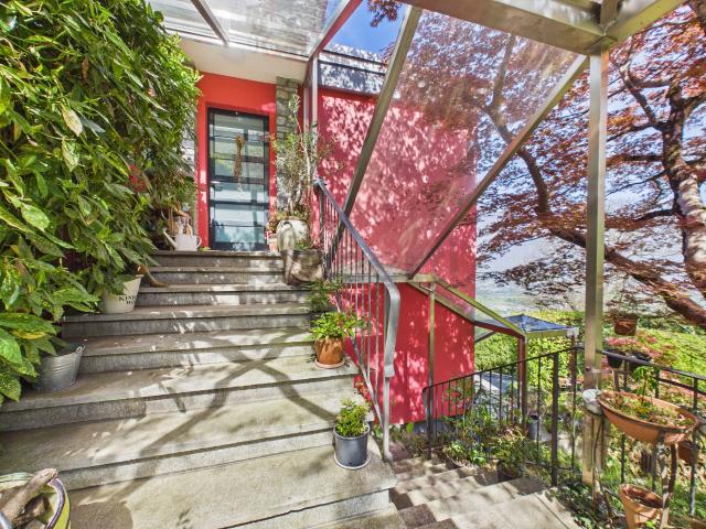 Elegante villa bifamiliare 12 locali con ampio parco di proprietà