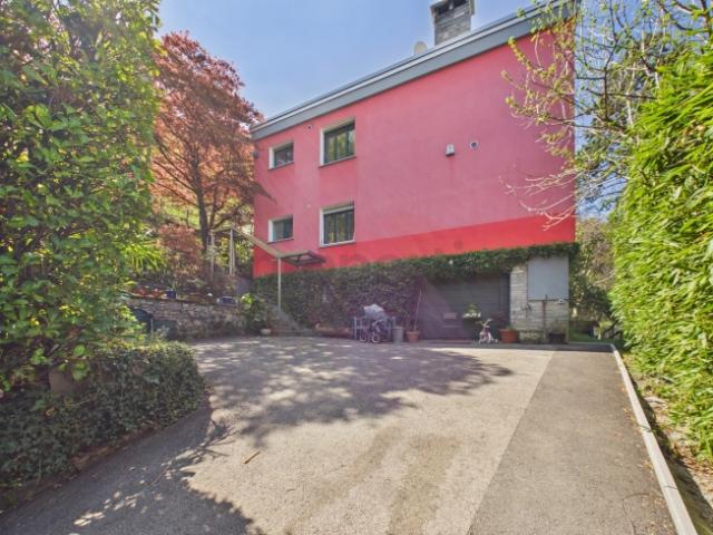 Elegante villa bifamiliare 12 locali con ampio parco di proprietà a Robasacco