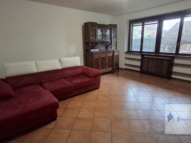 Elegante villa bifamiliare contemporanea in affitto ad Arconate