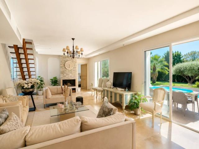 Élégante villa contemporaine au calme, entre mer et arrière. 138m² Saint Cézaire sur Siagne