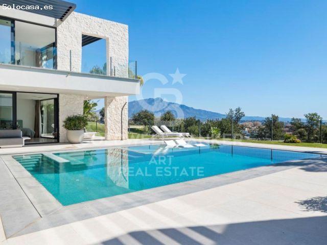 Elegante villa contemporánea en primera línea de golf con vistas al mar en La