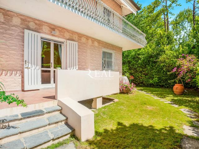 Elegante Villa con Giardino
