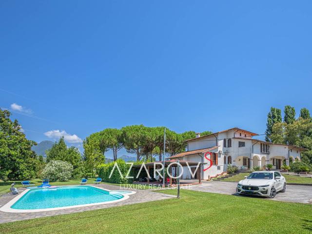 Elegante villa con piscina in vendita a Pietrasanta 420m² Pietrasanta