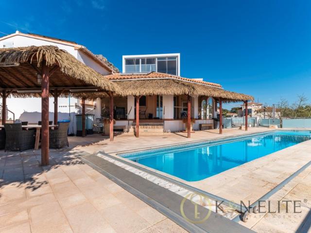 Elegante Villa con Privacidad Absoluta y Vistas al Mar