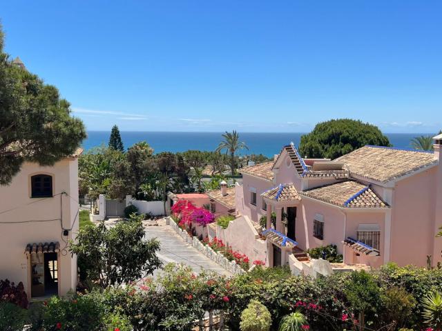 Elegante Villa con Vistas al Mar en Las Chapas, Marbella Este