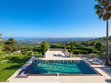 Élégante Villa dans Domaine Privé avec Vue Mer Panoramique