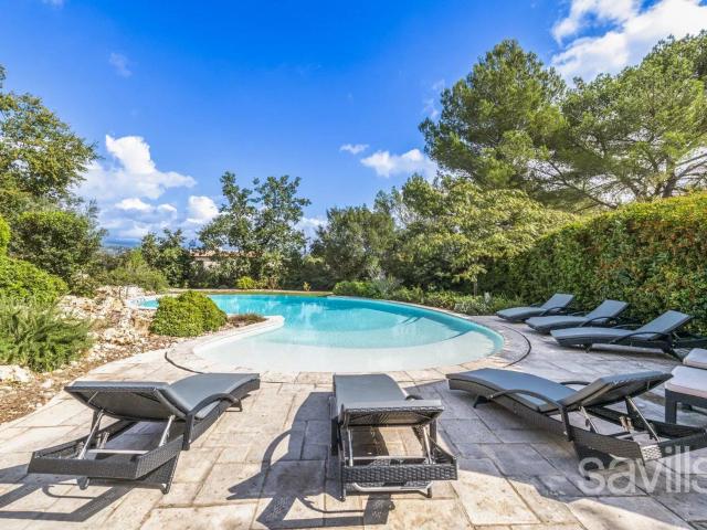 Élégante villa dans le domaine de Terre Blanche. 330m² Tourrettes