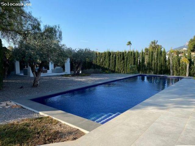 Elegante villa de obra nueva en Calpe con vistas al mar y al Peñón de Ifach, a tan solo 2 km de la p