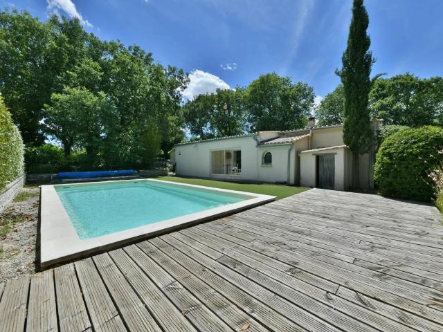 Élégante villa de plain pied avec piscine dans un environnement