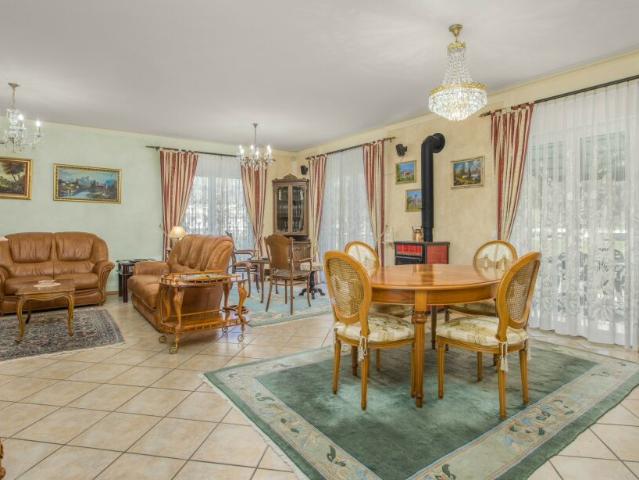 ELEGANTE VILLA DI 5.5 LOCALI CON GIARDINO PRIVATO A BARBENGO