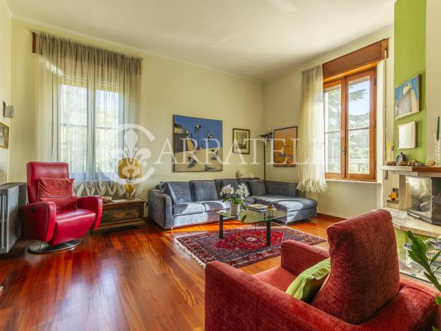 Elegante villa di 300 mq con giardino e piscina, sulla costa. 310m² Orbetello Scalo