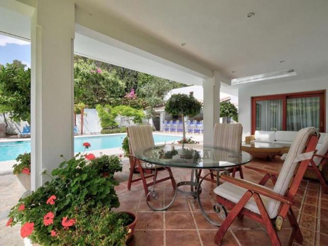 Elegante villa en una parcela de 2.000 m² a tan solo unos pasos de la playa | Nueva Milla de Oro