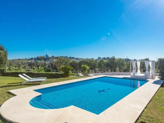 Elegante Villa en El Paraíso con impresionantes vistas al golf