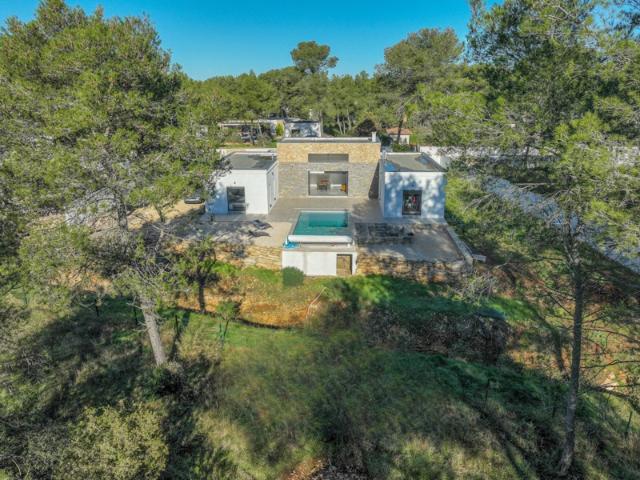 Élégante Villa Familiale avec Piscine dans Résidence Sécuris