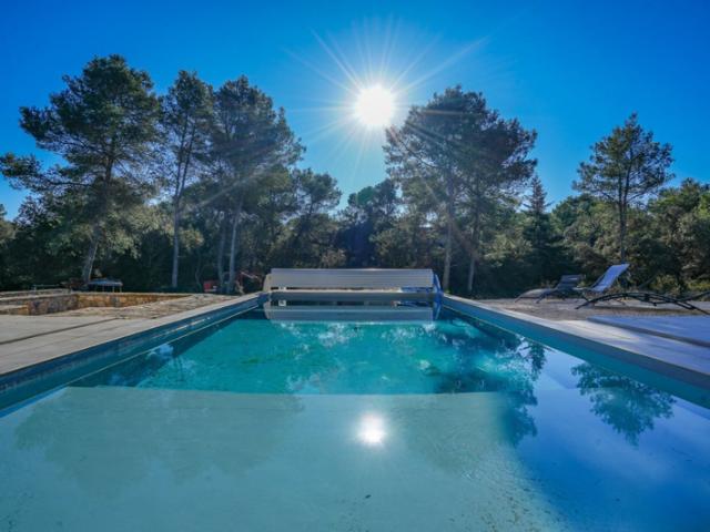 Élégante Villa Familiale avec Piscine dans Résidence Sécuris