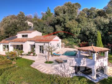 Élégante villa familiale avec piscine chauffée, studio indépendant et potentiel d’agrandissement