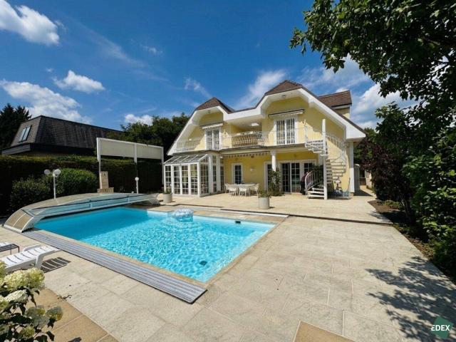 Elegante Villa in idyllischer Wienerwaldlage mit Pool und großem Garten