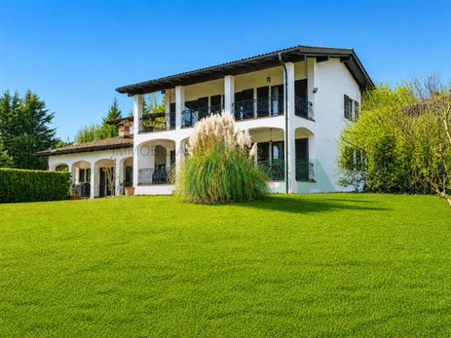 Elegante Villa in mediterranem Stil, mit grossem schönen Grundstück