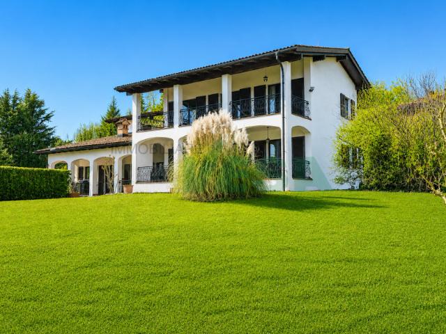 Elegante Villa in mediterranem Stil, mit grossem schönen Grundstück