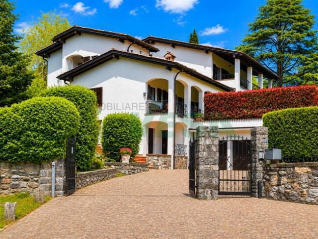 Elegante Villa in mediterranem Stil, mit grossem schönen Grundstück