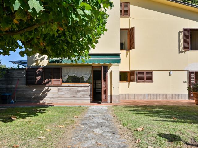 Elegante villa indipendente con parco di 2.500 m² e architet. 325m² Capannori