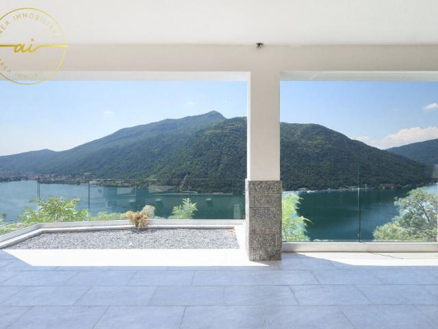 ELEGANTE VILLA INDIPENDENTE CON VISTA LAGO A ROVIO