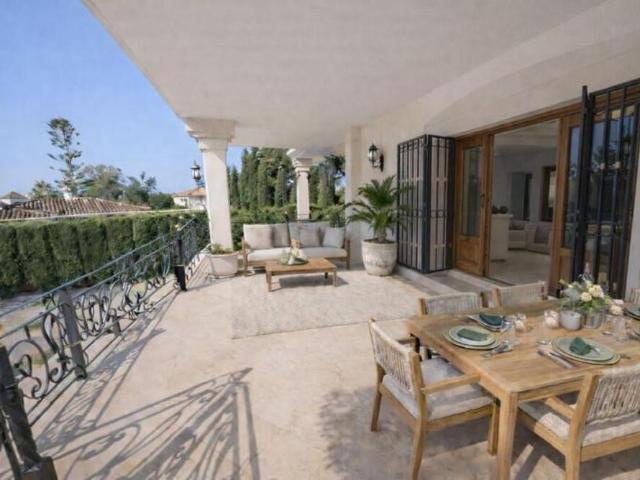 Elegante villa junto a la playa de 5 dormitorios para alquiler a largo plazo