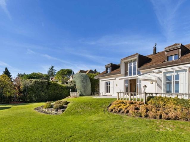 Elegante Villa mit Blick auf den Genfersee und die Alpen