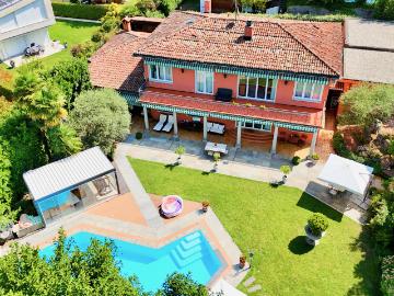 Elegante Villa mit prächtigem Pool und üppigem Garten in Caslano